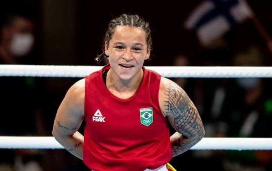 Bia Ferreira e Barbara Santos avançam às semifinais do Mundial de Boxe