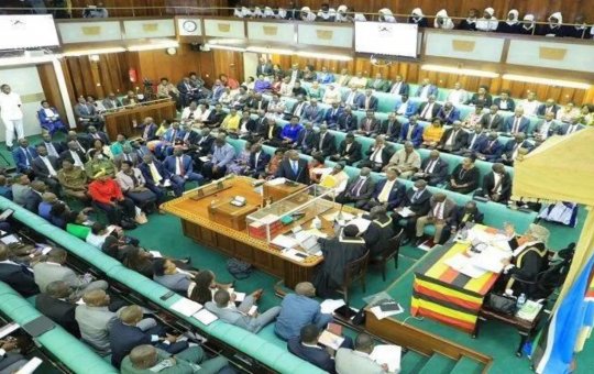 Uganda aprova lei que impõe pena de morte a homossexuais