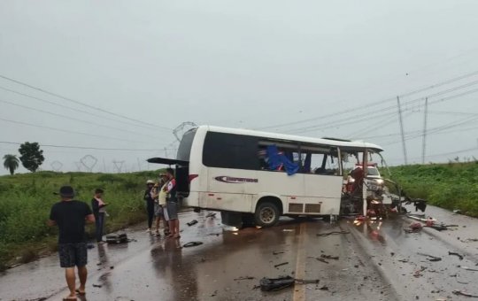 Acidente entre micro-ônibus e caminhão deixa 12 mortos