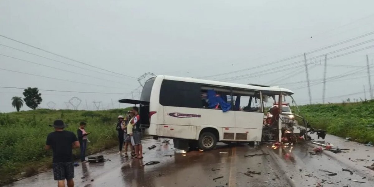 Acidente entre micro-ônibus e caminhão deixa 12 mortos