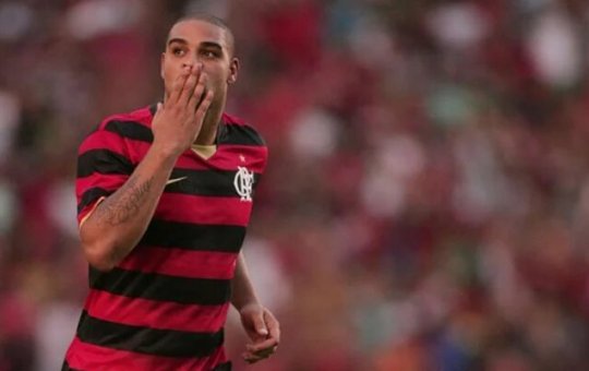 Pedrinho afirma que Adriano foi muito melhor que Haaland 