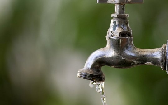 Embasa interrompe abastecimento de água em Caminho das Árvores após vazamento