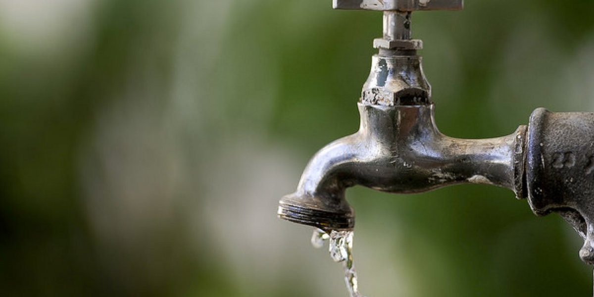 Embasa interrompe abastecimento de água em Caminho das Árvores após vazamento