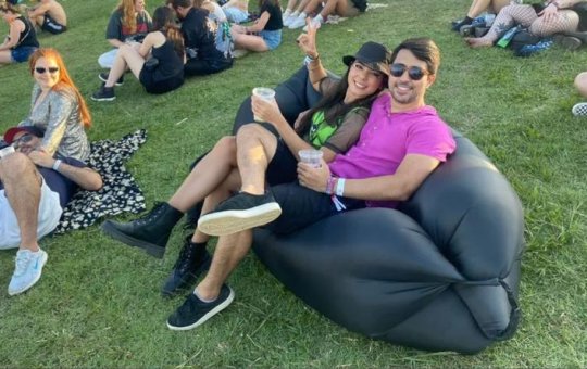 "Já passamos dos 30": Casal leva sofá inflável pro Lollapalooza e viraliza