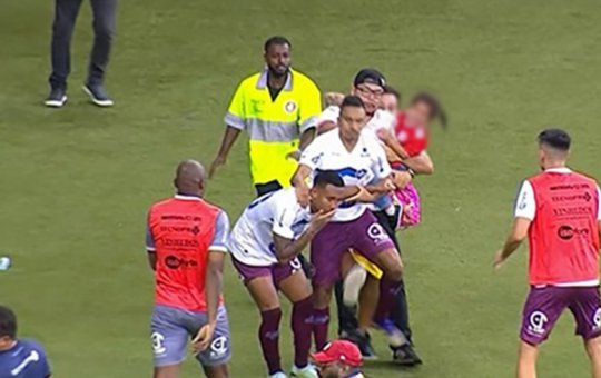 Torcedor invade campo com criança no colo e agride atleta no Rio Grande do Sul