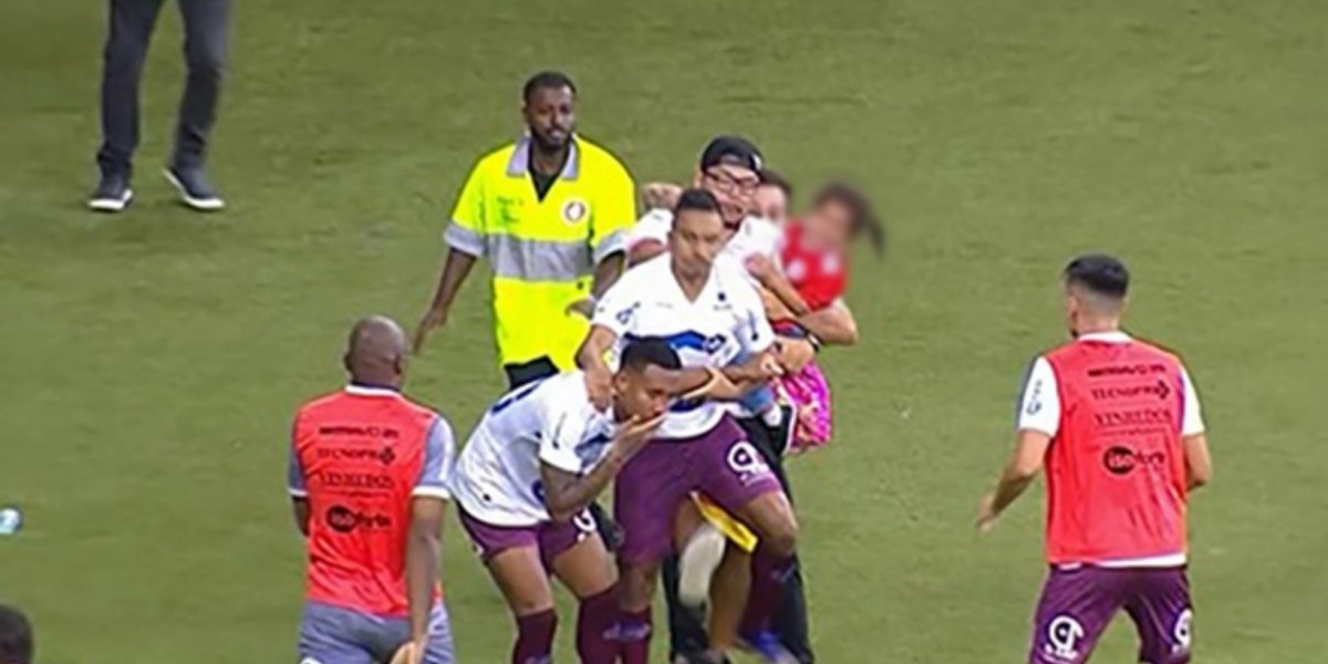Torcedor invade campo com criança no colo e agride atleta no Rio Grande do Sul