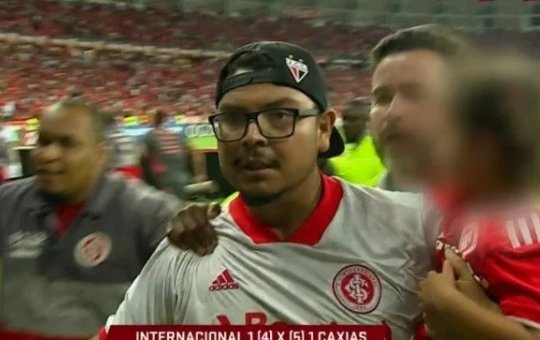 Polícia abre dois inquéritos contra torcedor que invadiu campo com criança