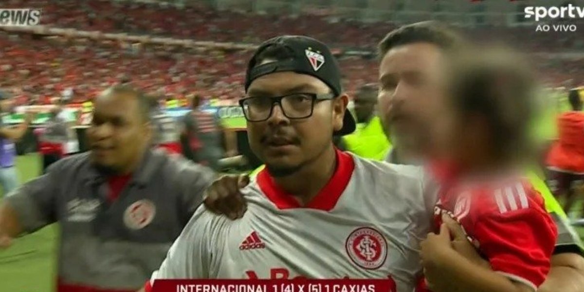 Polícia abre dois inquéritos contra torcedor que invadiu campo com criança