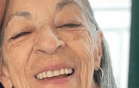 Professora de Biologia morre depois de ser esfaqueada por aluno em sala de aula