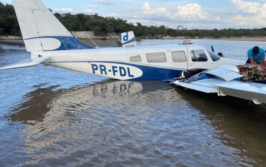 Avião de pequeno porte faz pouso forçado no rio Cauamé, em Boa Vista