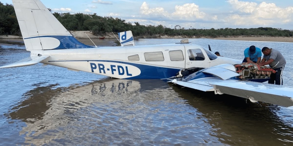 Avião de pequeno porte faz pouso forçado no rio Cauamé, em Boa Vista