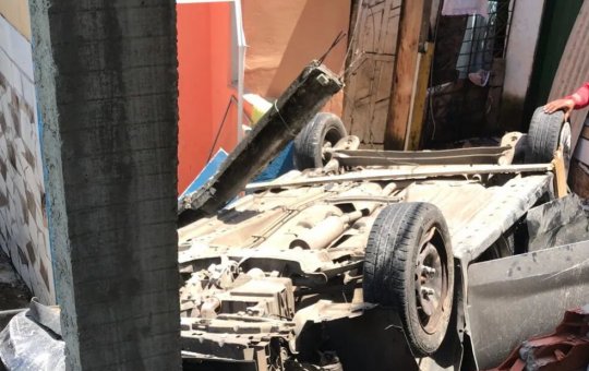 Cozinha de casa desaba após imóvel ser atingido por carro em Lauro de Freitas