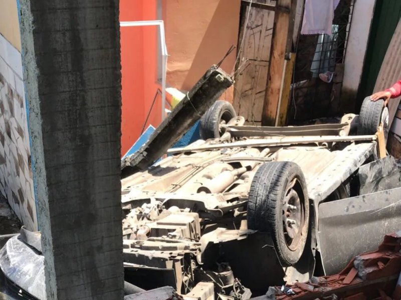 Cozinha de casa desaba após imóvel ser atingido por carro em Lauro de Freitas
