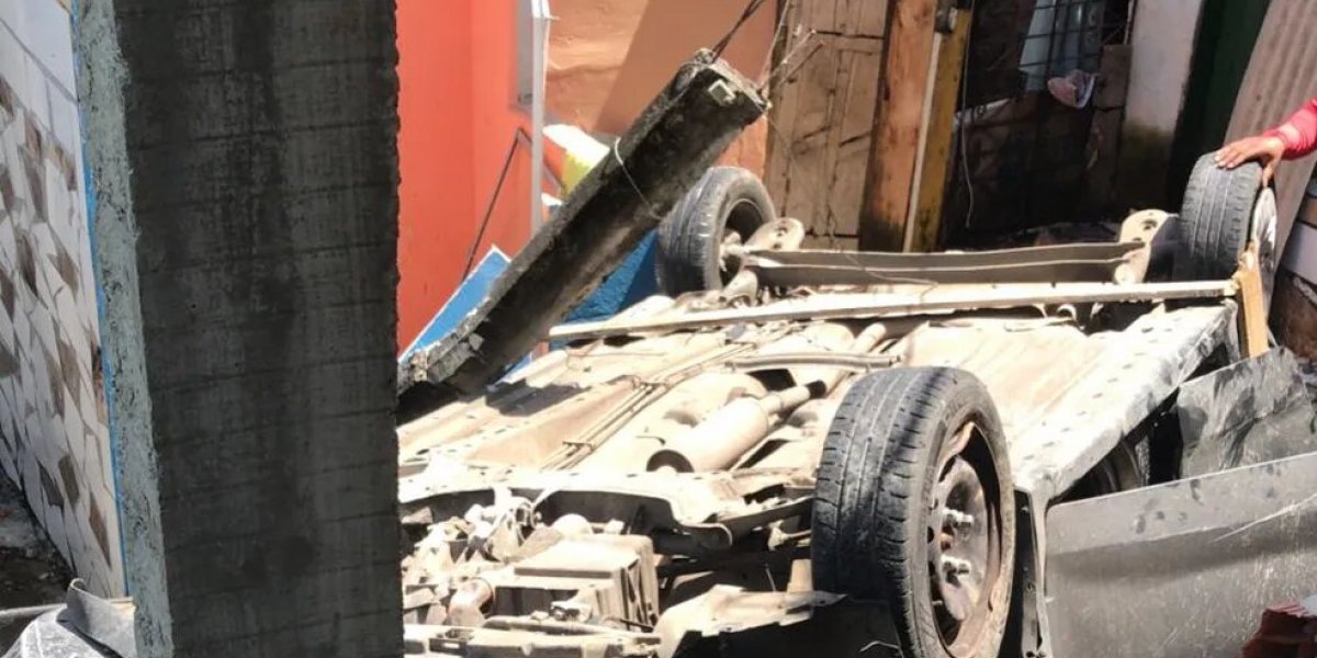 Cozinha de casa desaba após imóvel ser atingido por carro em Lauro de Freitas