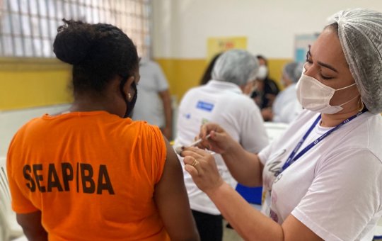 Prefeitura inicia vacinação bivalente contra Covid-19 no sistema prisional