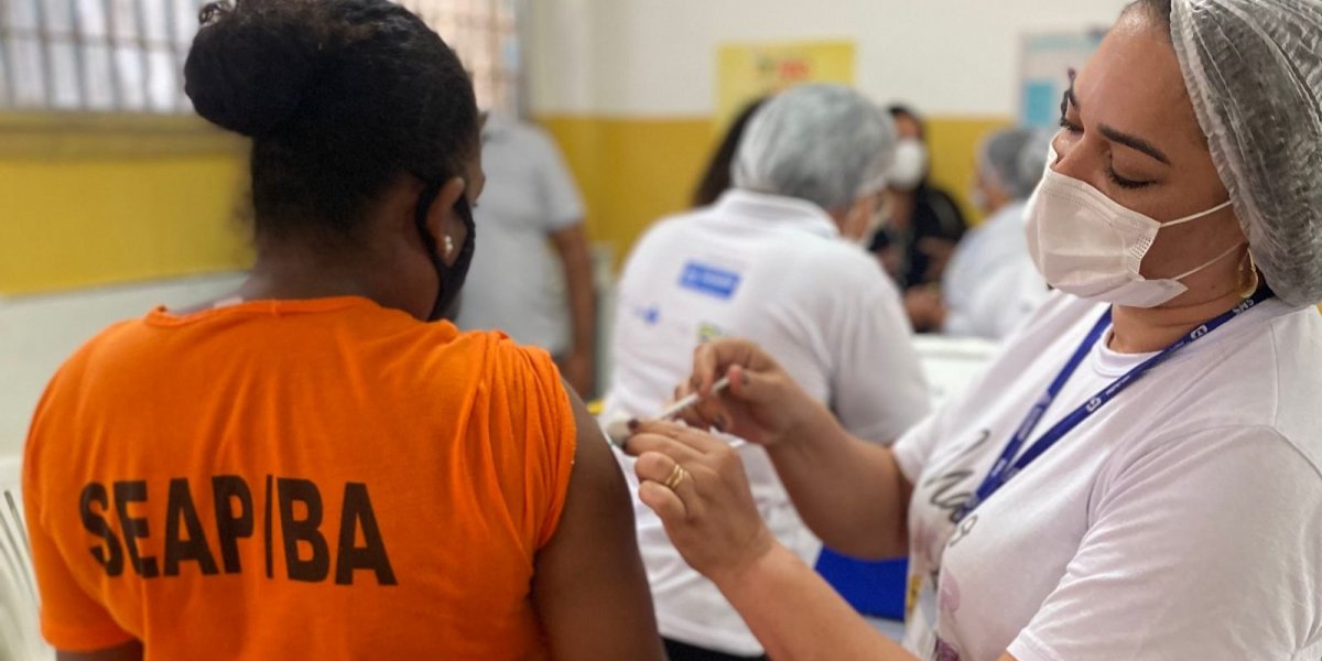 Prefeitura inicia vacinação bivalente contra Covid-19 no sistema prisional