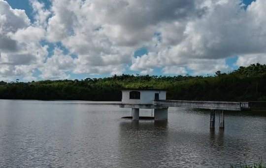 Abertura de barragem em área da Marinha alaga casas de moradores em Simões Filho