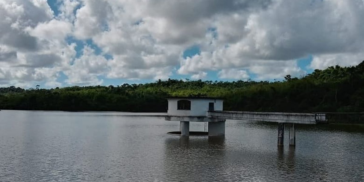 Abertura de barragem em área da Marinha alaga casas de moradores em Simões Filho