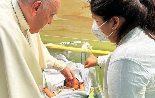 Curado, Papa Francisco visita ala pediátrica de hospital e batiza recém-nascido