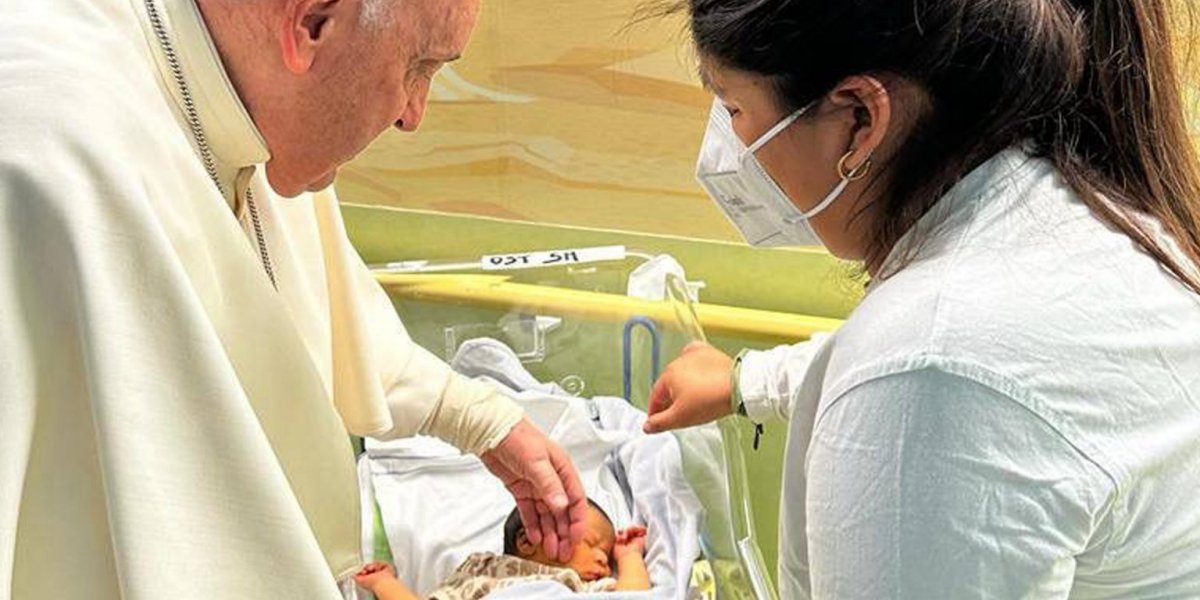 Curado, Papa Francisco visita ala pediátrica de hospital e batiza recém-nascido