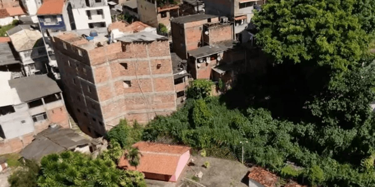Sedur derruba pavimento em obra irregular que ameaça Terreiro Casa Branca