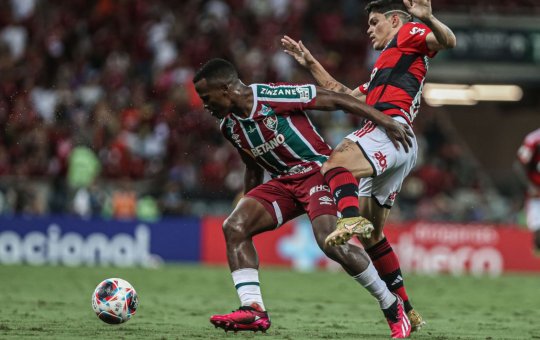 Flamengo vence Fluminense e abre vantagem na final do Carioca