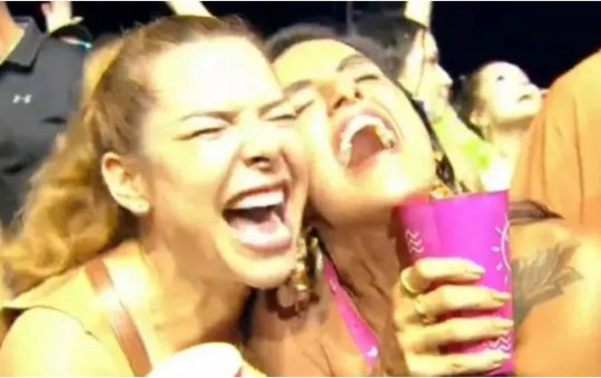 Maduras! Carol Peixinho e Nanda Souza curtem show de Thiaguinho juntas