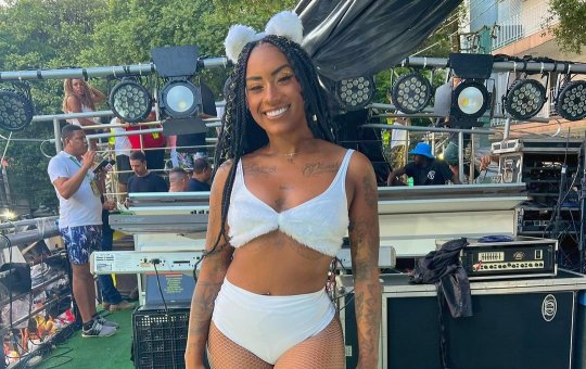 Indignada com vizinhos, Negra Japa expõe festa às quatro da manhã