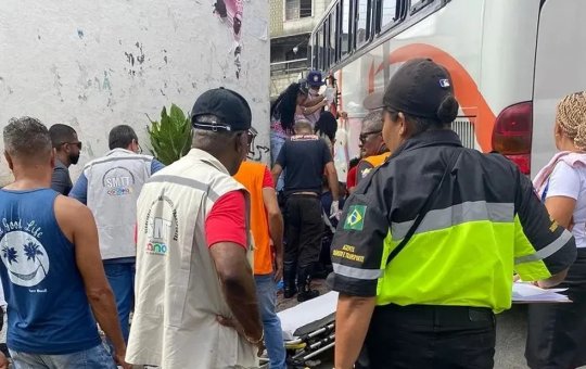 Motorista de micro-ônibus com CNH vencida atropela e mata idosa em Candeias