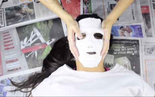 Mulher viraliza ao 'engessar' o rosto para procedimento estético