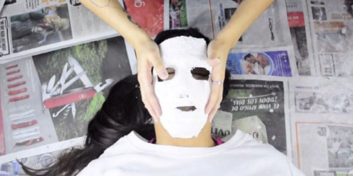 Mulher viraliza ao 'engessar' o rosto para procedimento estético