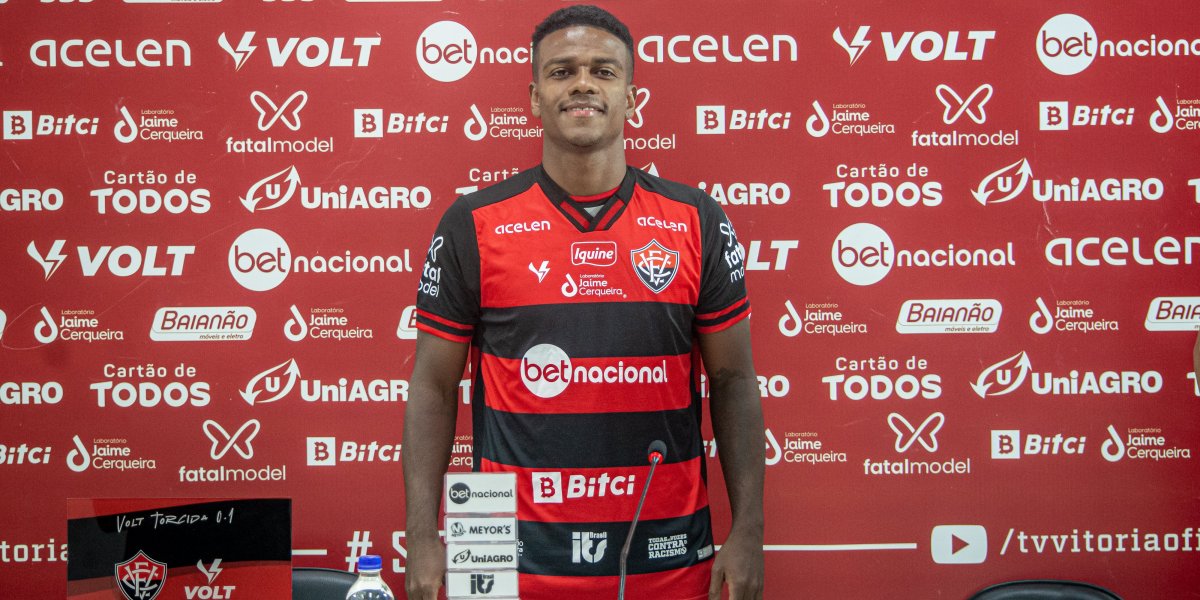 Felipe Vieira é apresentado pelo Vitória e destaca experiência na Série B