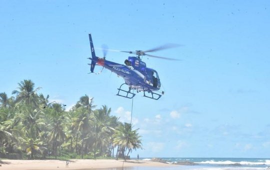 Equipe do Graer resgata mulher na praia de Ipitanga, na RMS