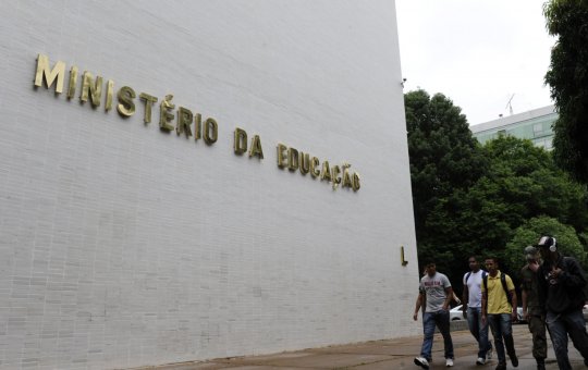 MEC suspende implementação do novo ensino médio