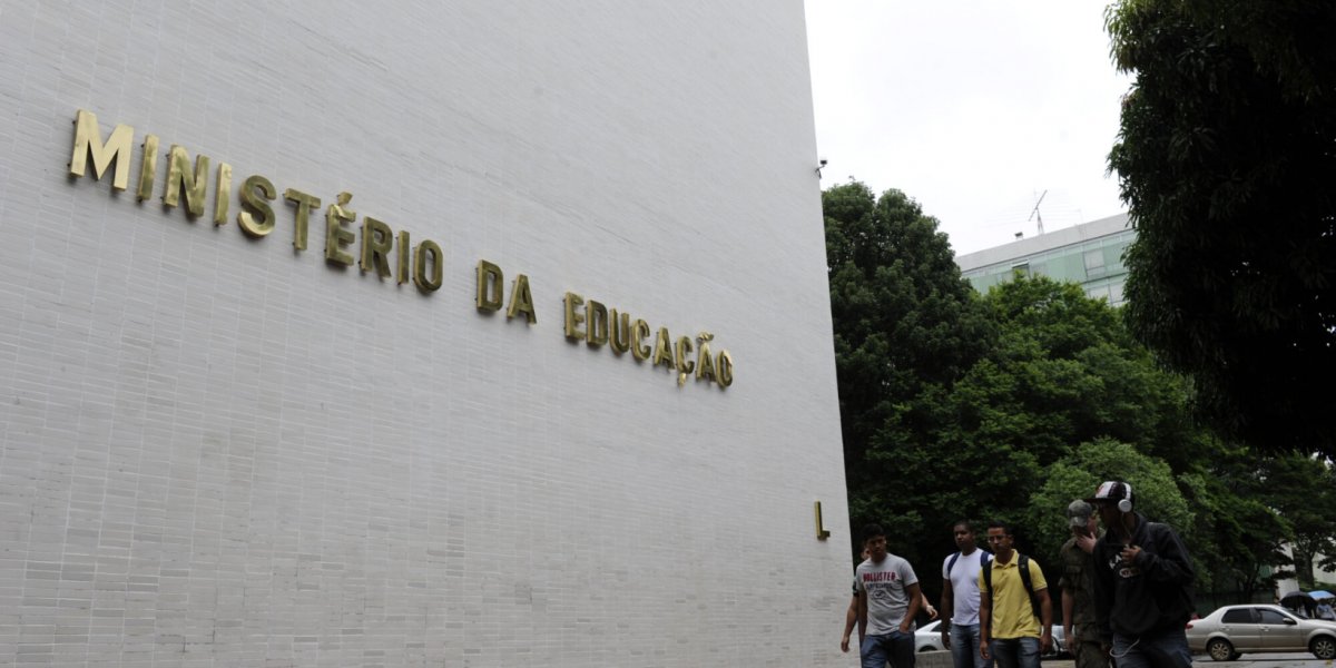 MEC suspende implementação do novo ensino médio