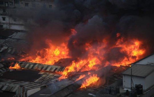 Incêndio destrói centro comercial com 3 mil lojas em Bangladesh; veja vídeo