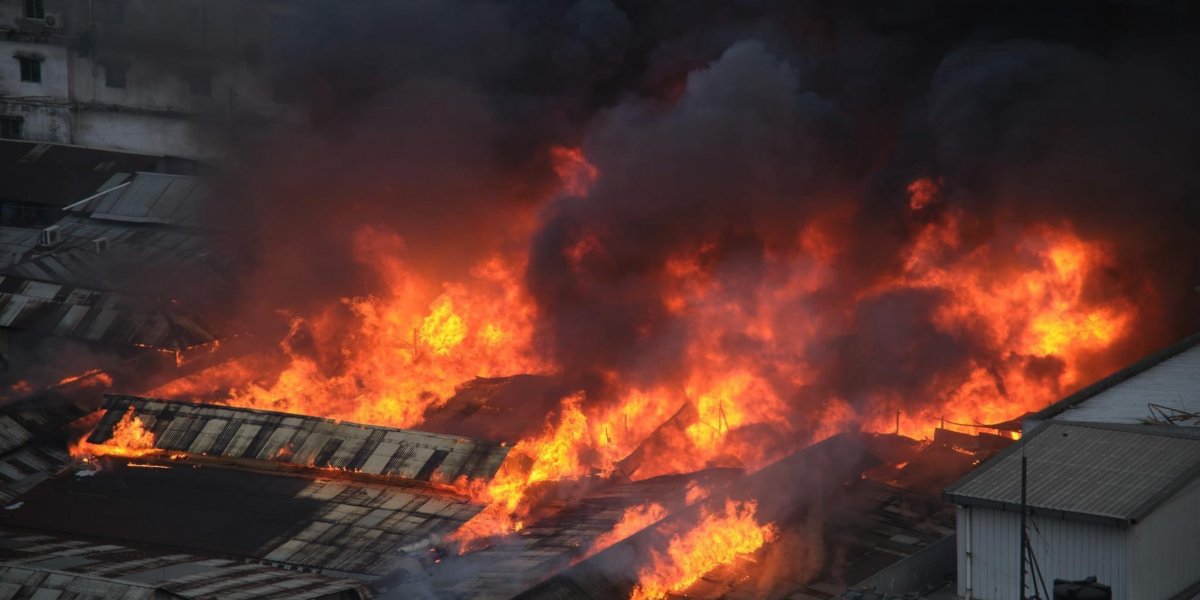 Incêndio destrói centro comercial com 3 mil lojas em Bangladesh; veja vídeo