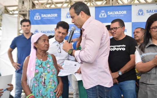 Prefeitura entrega títulos de propriedade a moradores da Baixa Fria