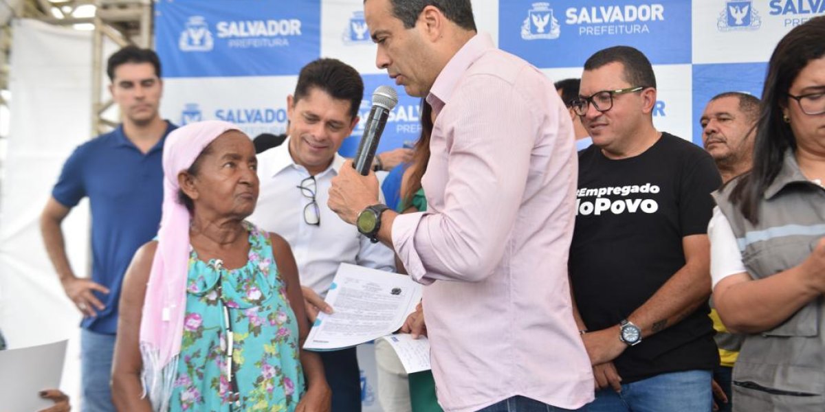 Prefeitura entrega títulos de propriedade a moradores da Baixa Fria