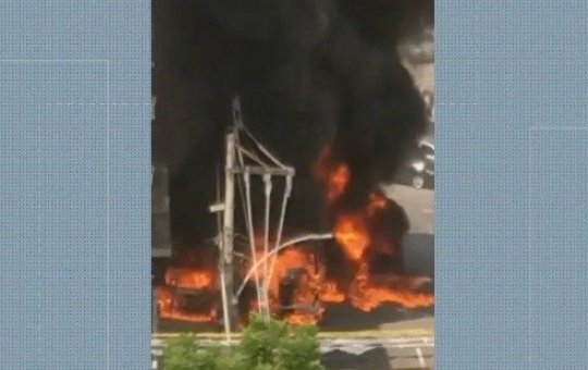 Homem incendeia ônibus e deixa cinco feridos; uma criança está entre as vítimas