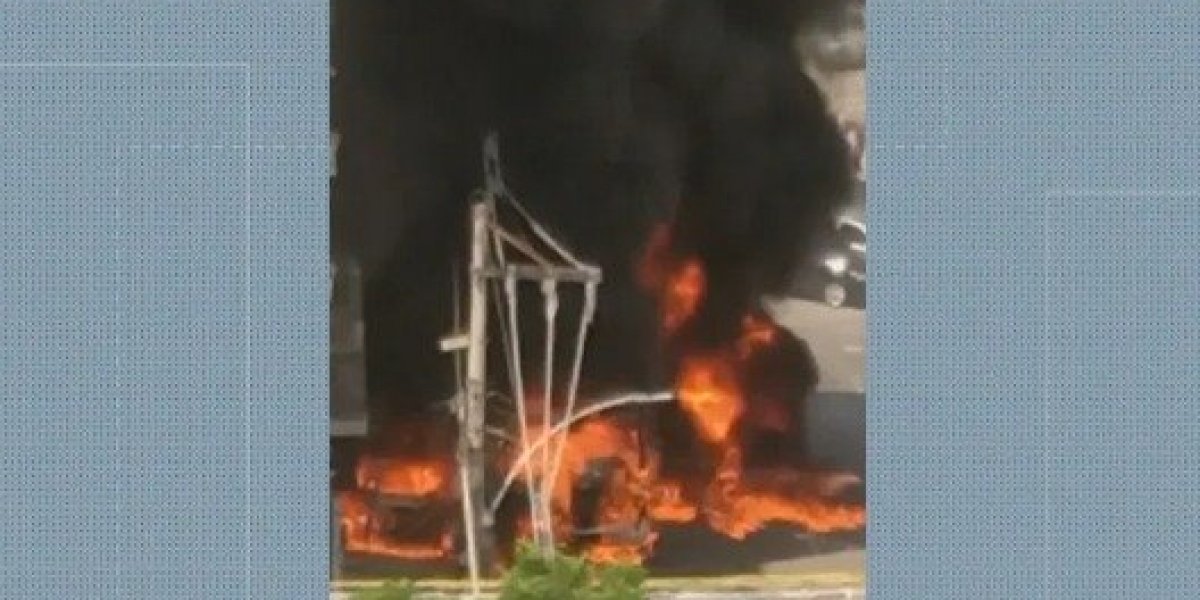 Homem incendeia ônibus e deixa cinco feridos; uma criança está entre as vítimas