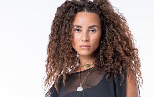 BBB 23: Durante a festa do líder, Domitila se queima com fogos