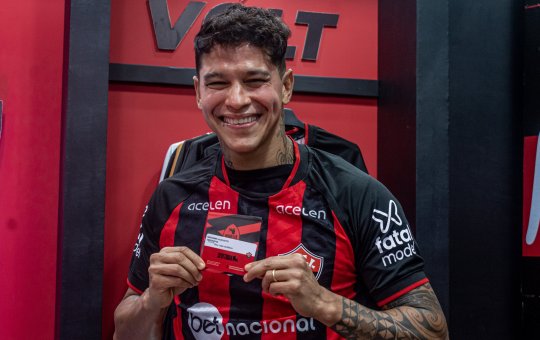 Giovanni Augusto enaltece o Vitória e afirma estar vivendo grande momento físico