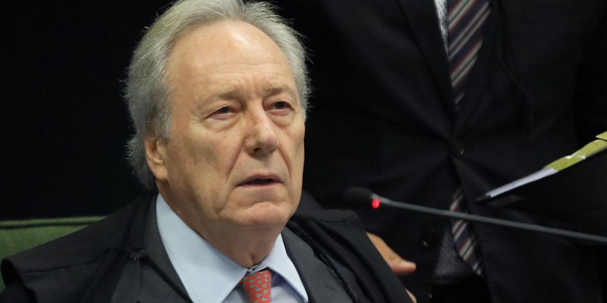 Lula formaliza, em decreto, aposentadoria de Lewandowski