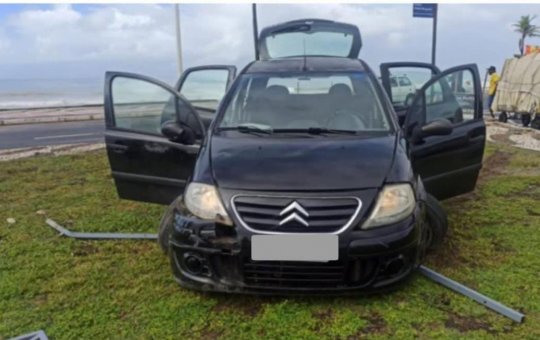 Polícia frustra trio em carro roubado que pretendia assaltar mulheres na orla