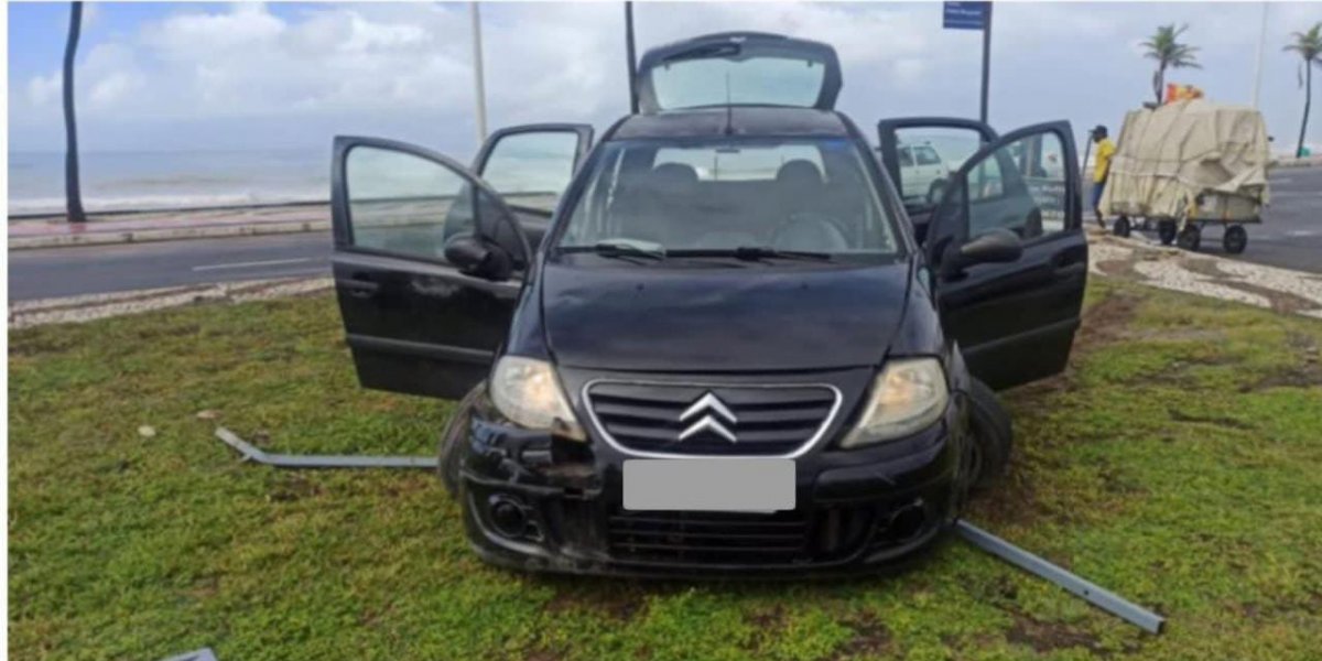 Polícia frustra trio em carro roubado que pretendia assaltar mulheres na orla