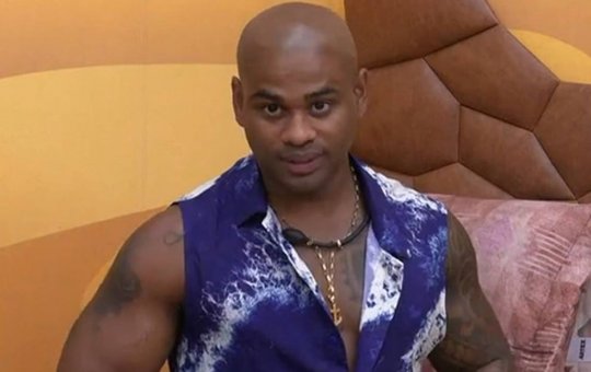 BBB23: Após treta com Domitila, Cezar Black muda de quarto e desabafa: "Cansei"