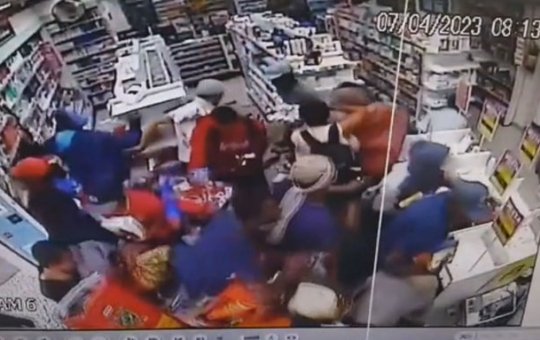 Vídeo: Grupo invade e saqueia farmácia na região da Cracolândia, em São Paulo