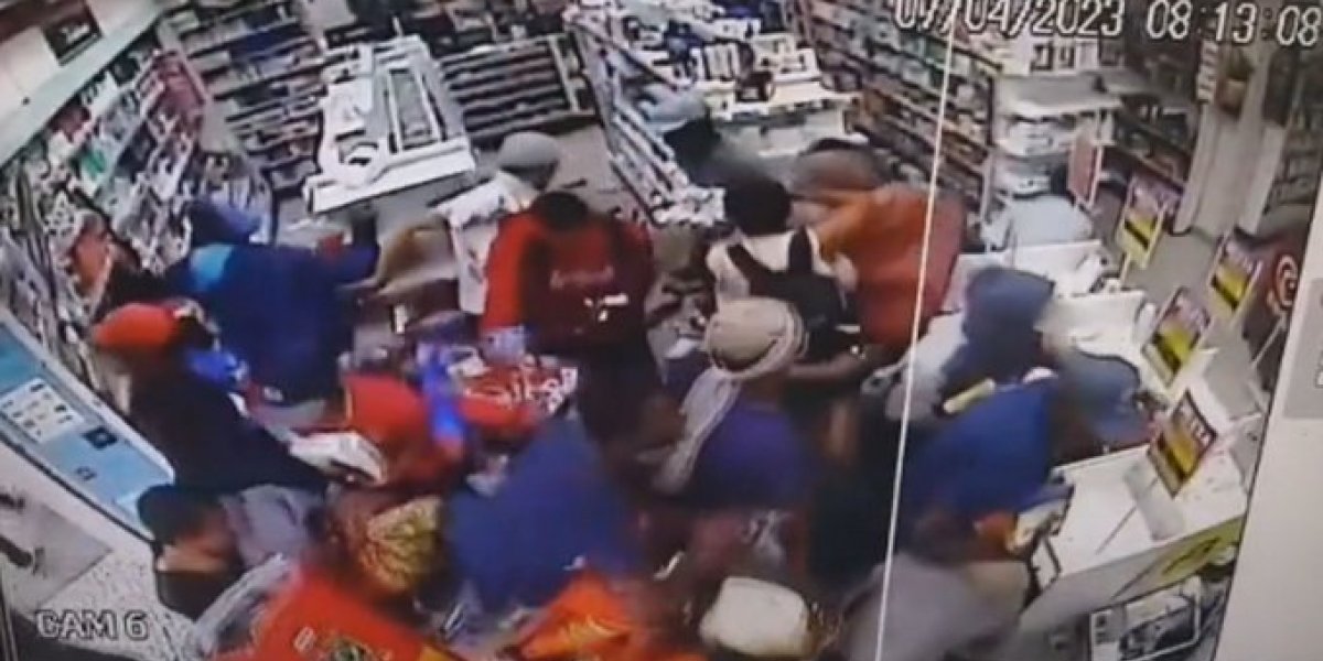 Vídeo: Grupo invade e saqueia farmácia na região da Cracolândia, em São Paulo