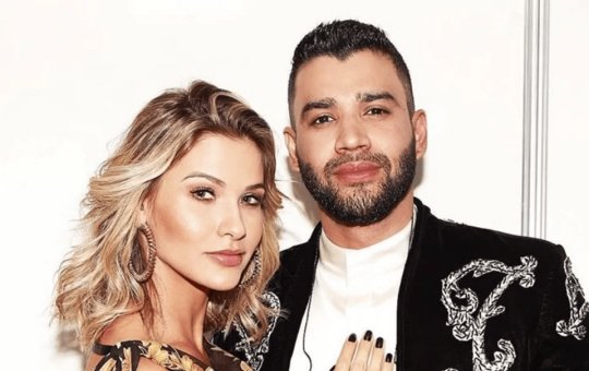 Em Trancoso, Gusttavo Lima e Andressa Suita curtem feriado com filhos e amigos